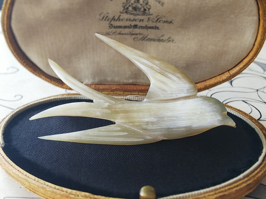 ヴィンテージ　ツバメのブローチ（71×38㎜）Horn製