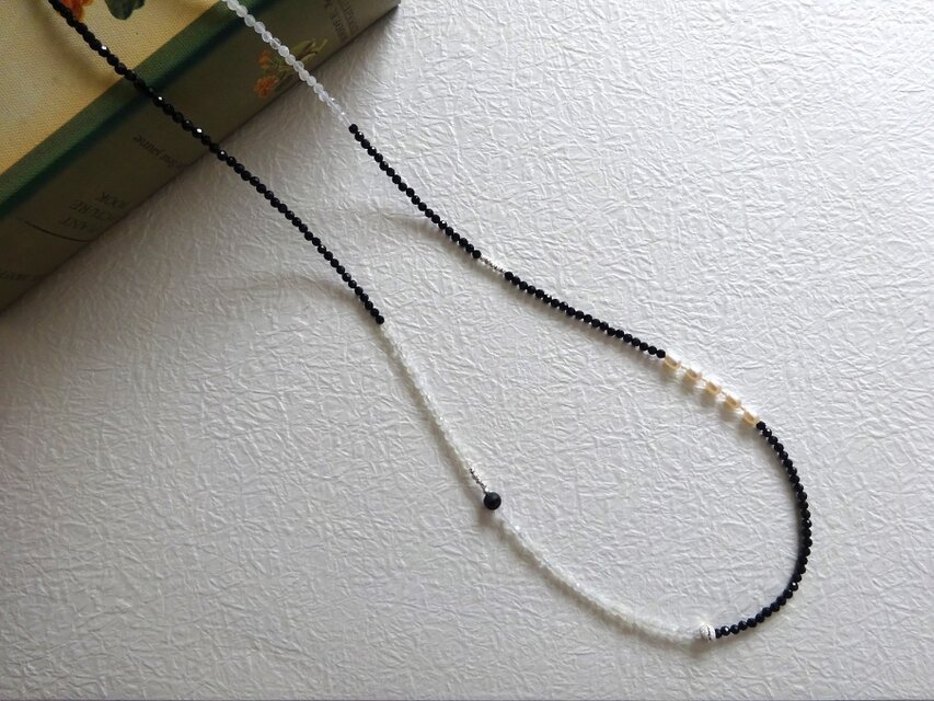 モノトーン天然石のロングネックレス
