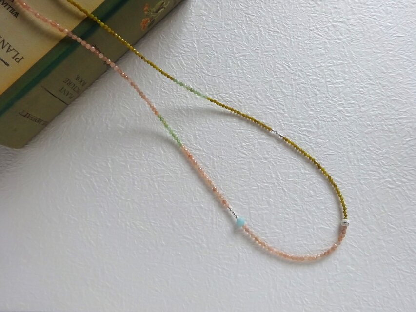 やわらかカラー天然石のロングネックレス