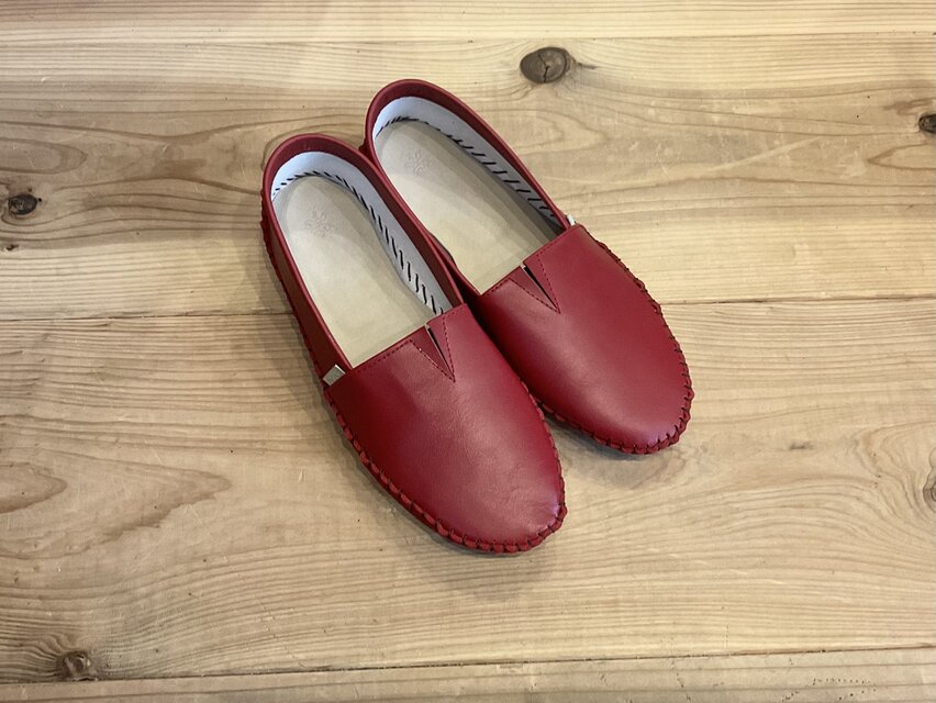 旅行の持ち運びにや参観日のスリッパにもなる万能シンプル　レッドスリッポン　EMAオリジナル素足で楽ちんフラットスリッポンのコピー