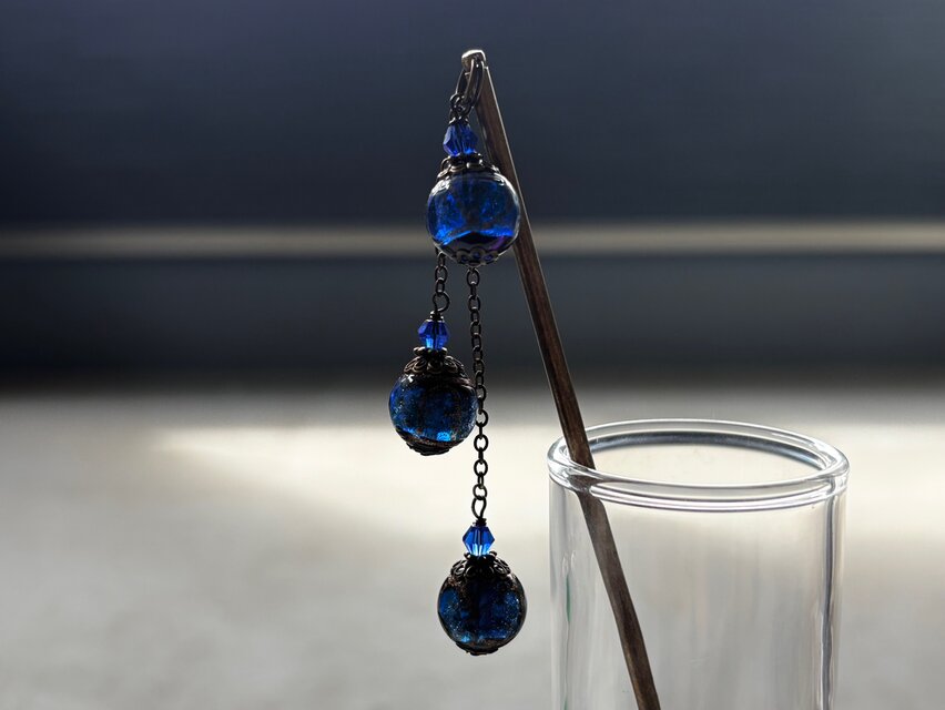 かんざし　星空の様な青と黒のランプワークビーズ　一本挿し　一本簪　涼しげ　夏　紺　ブルー　ガラス