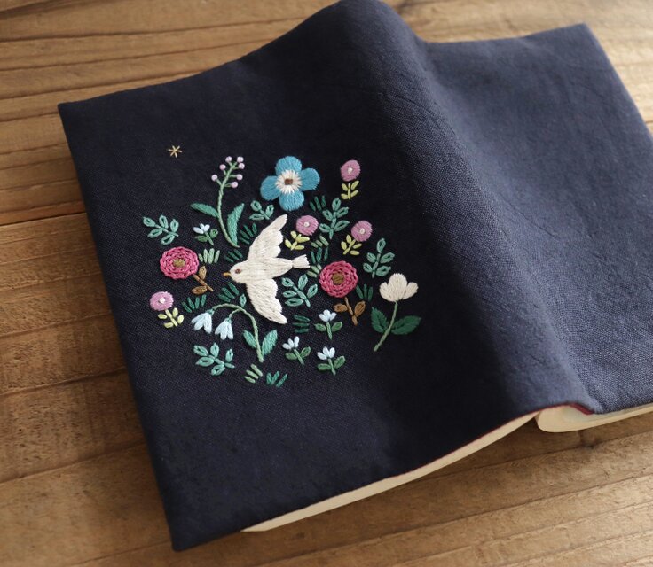 お問い合わせ・オーダー受付ページ　ハンドメイド　ブックカバー　手刺繍 手刺繍ブックカバー ＊花 文庫本 | iichi 日々の暮らしを