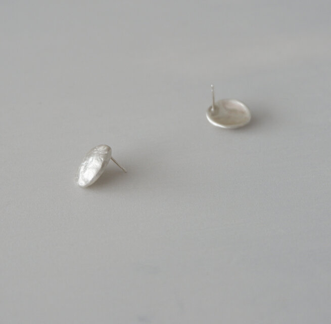 シルバーのピアス - Oval | iichi 日々の暮らしを心地よくする