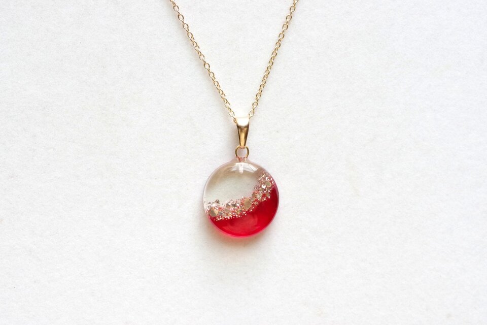 レジンアート　ラウンドペンダント〈朱の跡〉