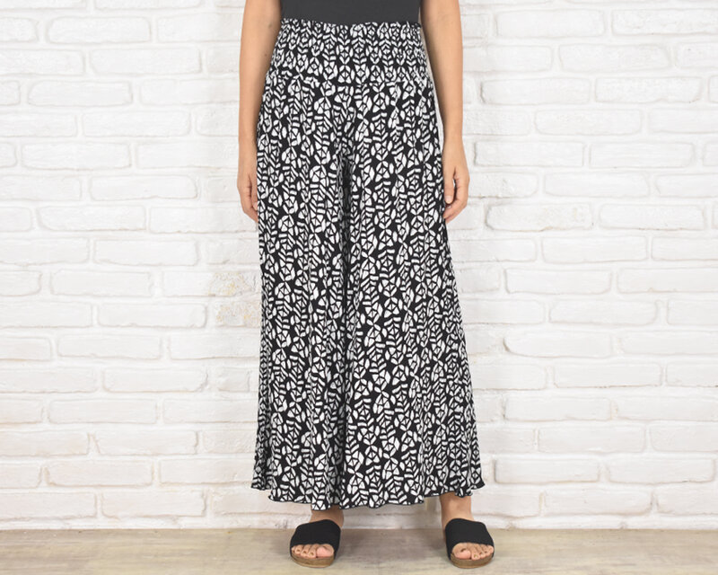 涼しさで選ぶ夏の一本。ボタニカル風柄リラックスワイドフレアパンツ　ブラック