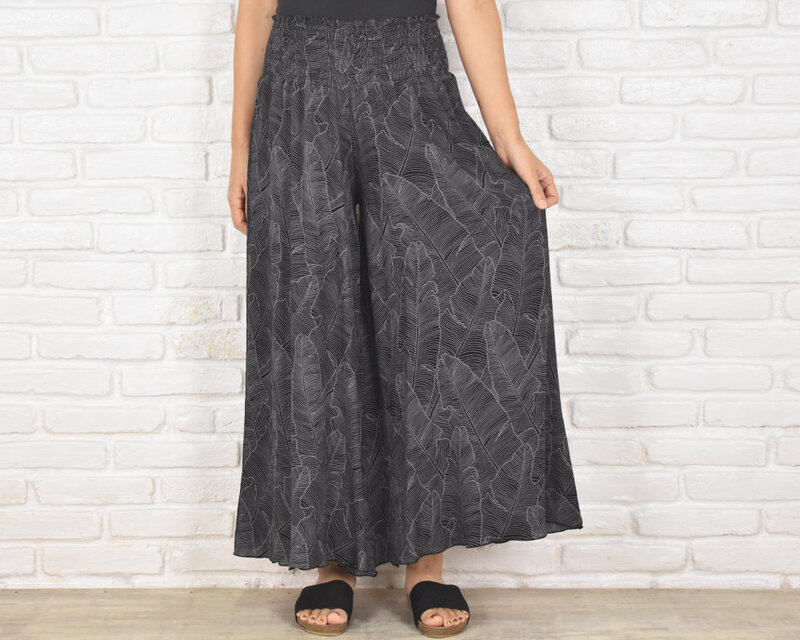 涼しさで選ぶ夏の一本。バナナリーフ柄リラックスワイドフレアパンツ　ブラック×グレー