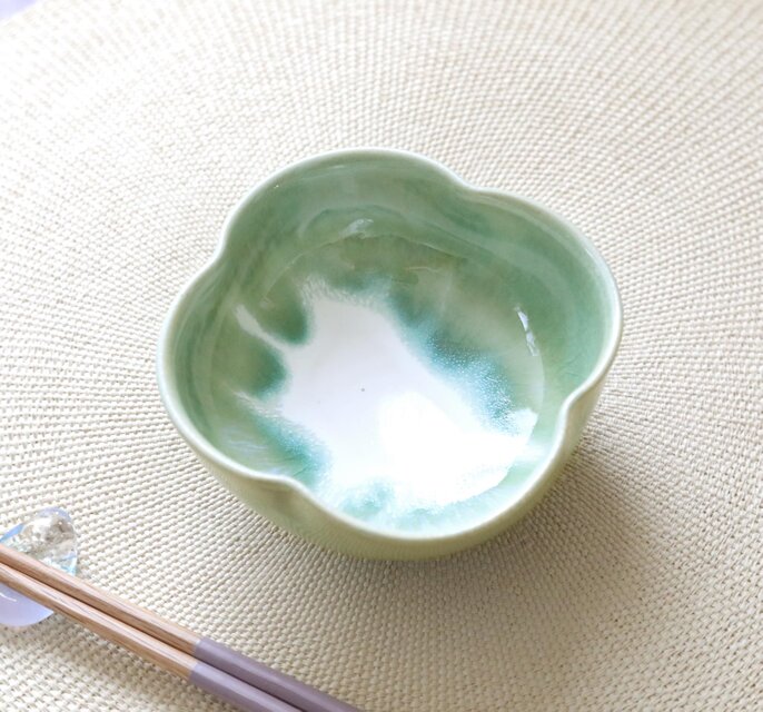 流れる若草色の四つ葉小鉢