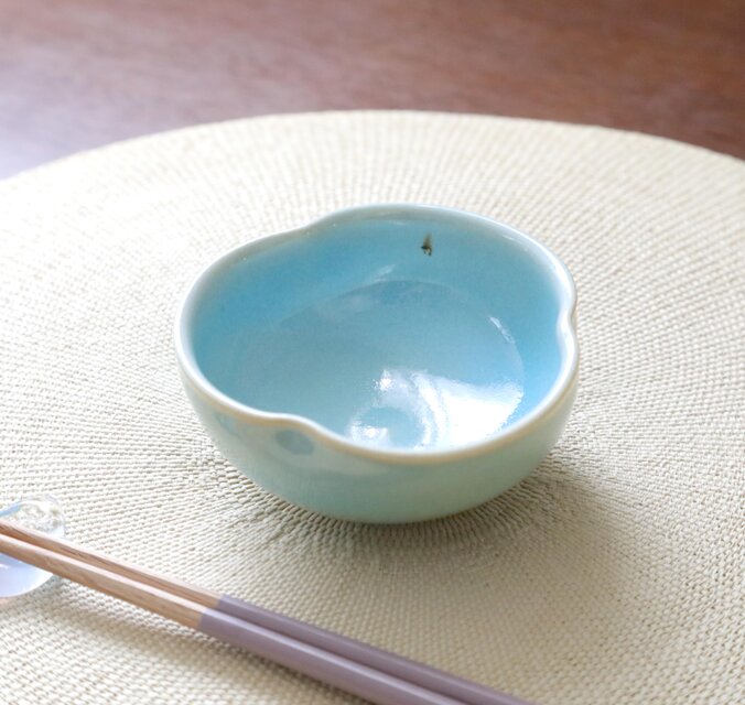 SALE】水色釉薬の三つ葉小鉢 | iichi 日々の暮らしを心地よくする