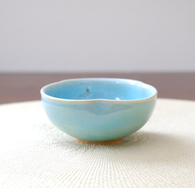 SALE】水色釉薬の三つ葉小鉢 | iichi 日々の暮らしを心地よくする