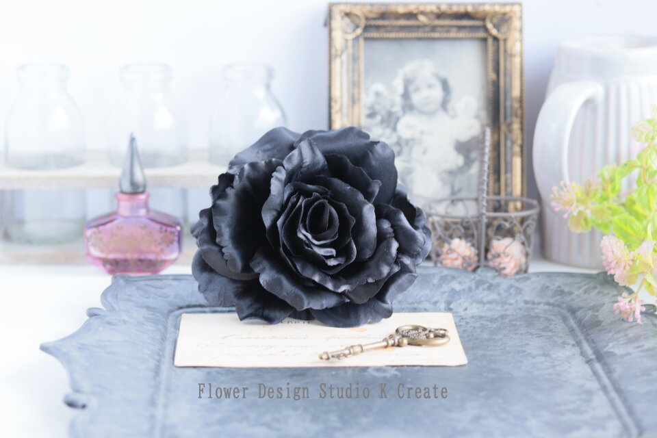 黒い薔薇の髪飾り 1点 黒 黒い薔薇 バラ 大きめ 花径12cm