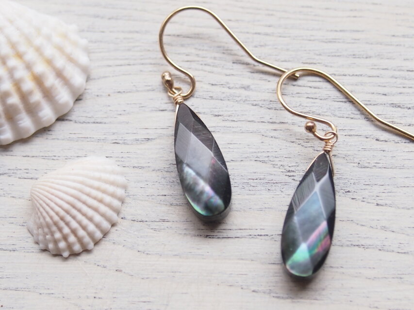 ブラックシェルのシンプルピアス（14kgf）／イヤリング