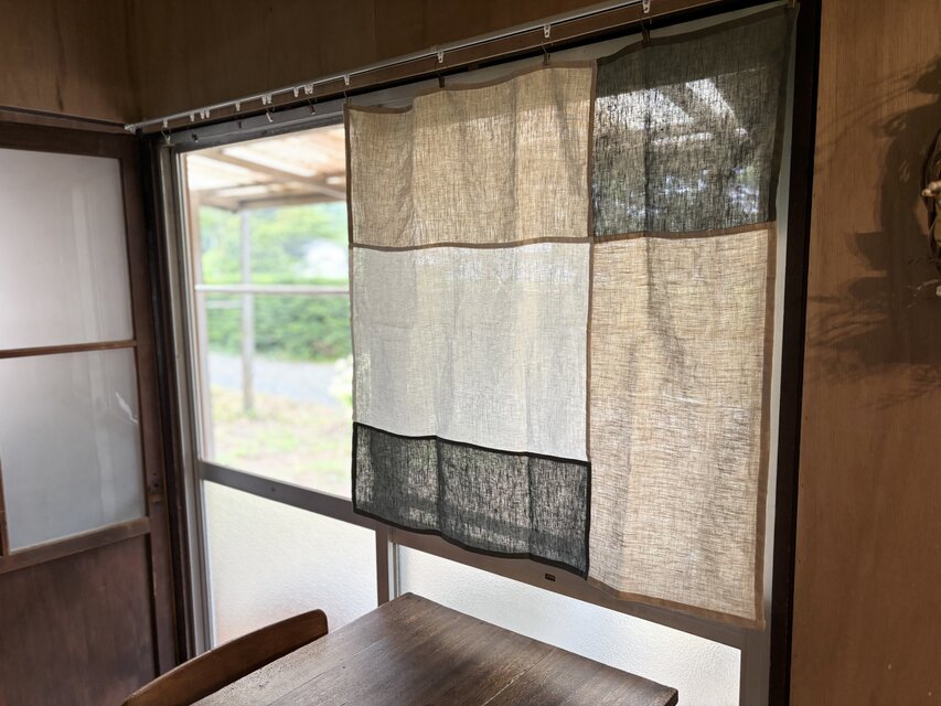 木々の間をぬける風｜生成りとグリーンのリネンクロス（90×90cm）