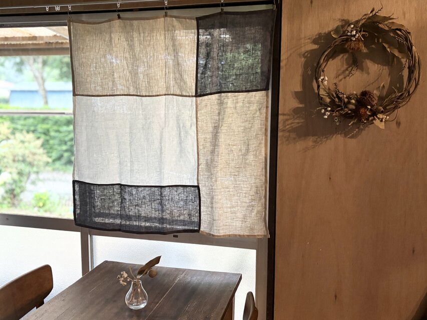 静かな朝の窓辺に｜生成りとグレーのリネンクロス（90×90）