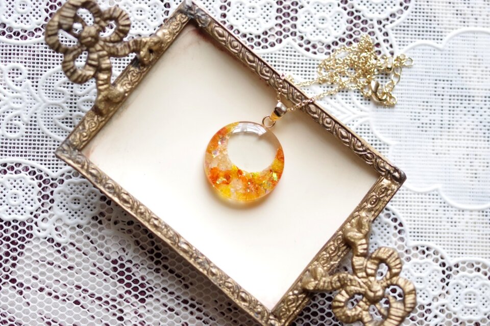 レジンアート　ラウンドペンダント〈太陽に焦がれて〉