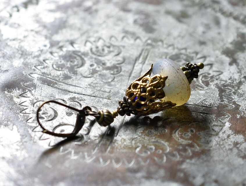 ドゴン族アンティークビーズと装飾ブラス、隠しブルービーズの片耳ピアス