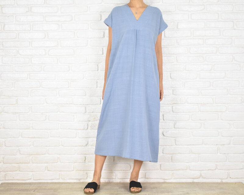 コットン素材のシンプルなVネックワンピース　ライトブルー