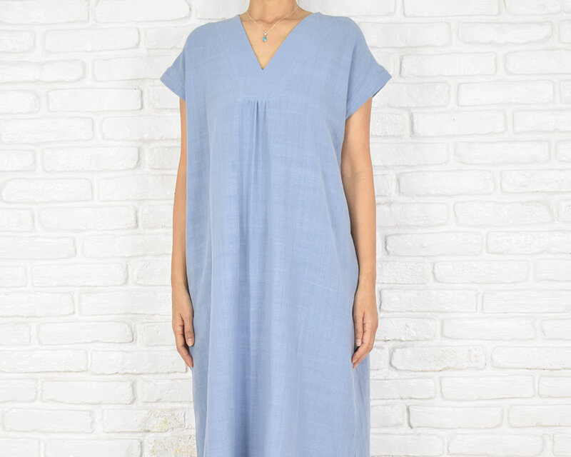 【大きいサイズ】コットン素材のシンプルなVネックワンピース　ライトブルー