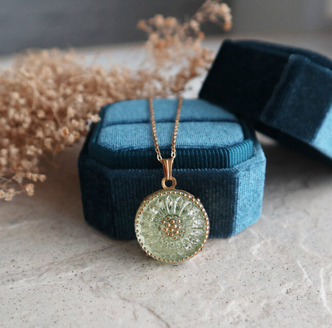 チェコガラス製！イエローゴールドフラワーのネックレス　金アレ対応