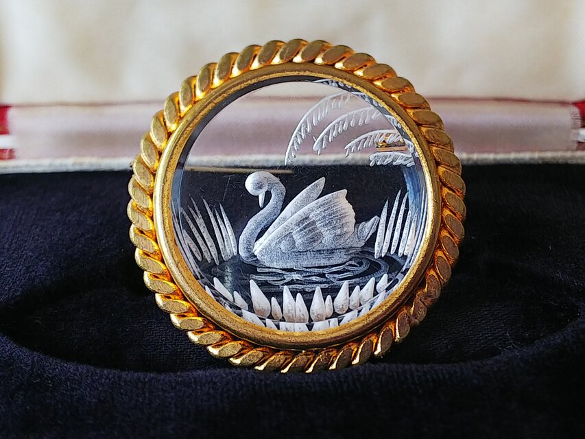 1930年代ヴィンテージ　湖面の白鳥／ルーサイト製ブローチ