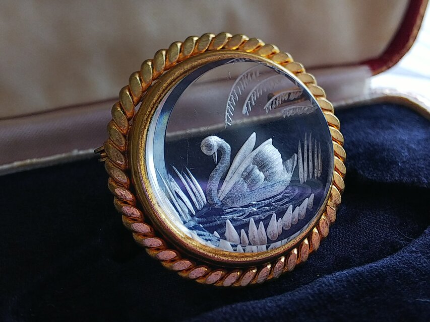 1930年代ヴィンテージ 湖面の白鳥／ルーサイト製ブローチ | iichi 日々