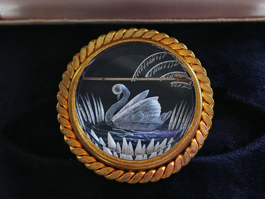 1930年代ヴィンテージ 湖面の白鳥／ルーサイト製ブローチ | iichi 日々