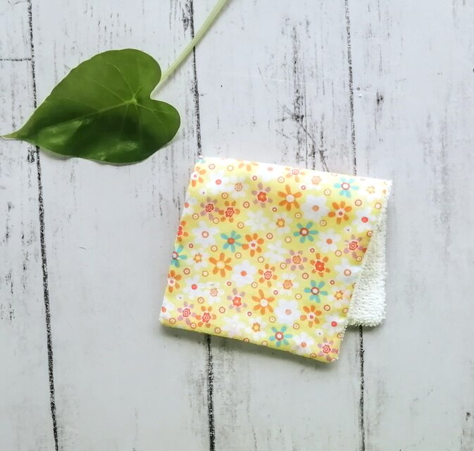 北欧風の花　ハーフハンカチ　ハンカチタオル　コットン　マイクロファイバー　名入れ　