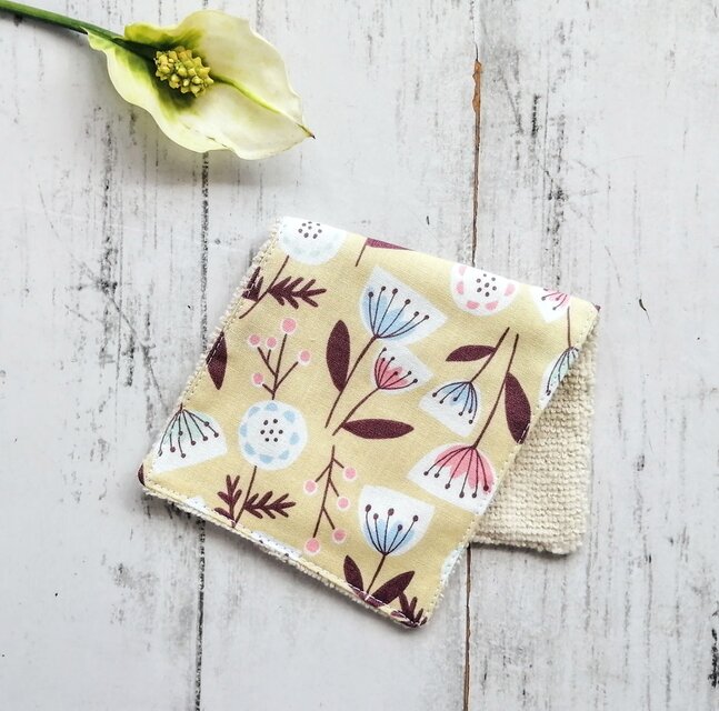 北欧風の花　ハーフハンカチ　ハンカチタオル　コットン　マイクロファイバー　名入れ