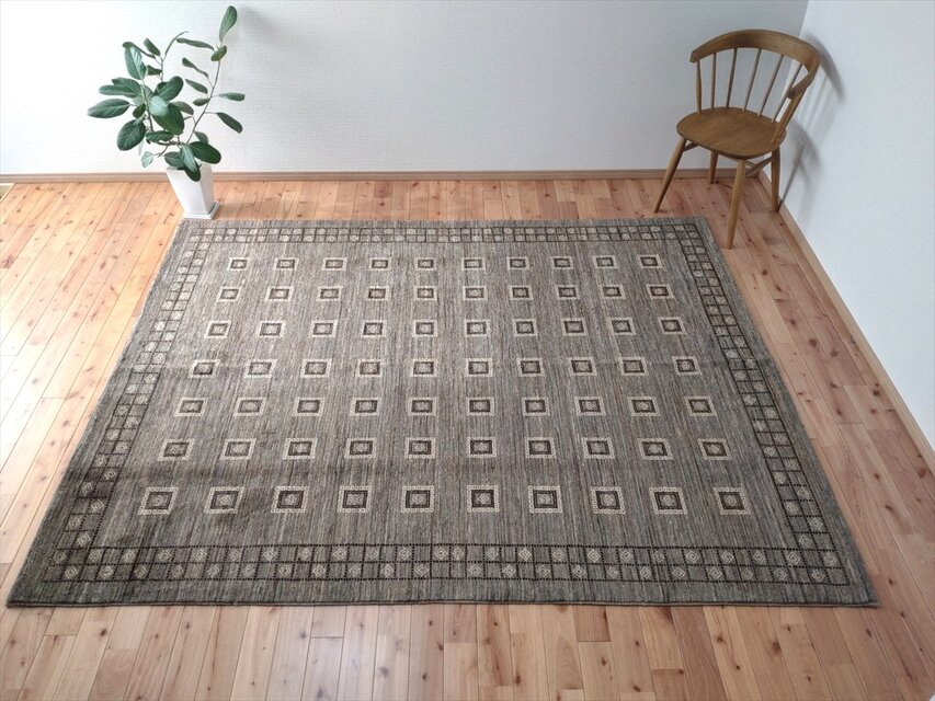 夏は涼しく冬は暖かい天然ラグ 無染めのウール　250x197cm　グレー　P197