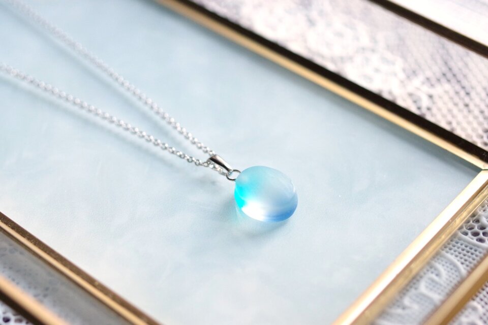 GLENN ネックレス　水面に月影 AQUA SILVER】ゆらぎクレセントネックレス（カットアズキ