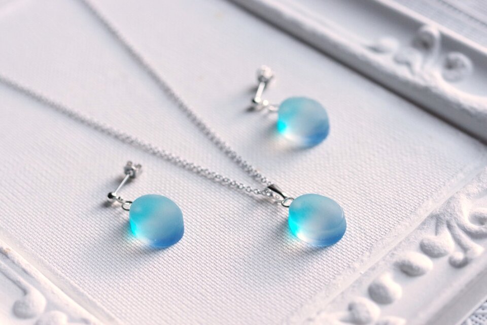 レジンアート シーグラス風のペンダント〈水面にうつる影〉 | iichi