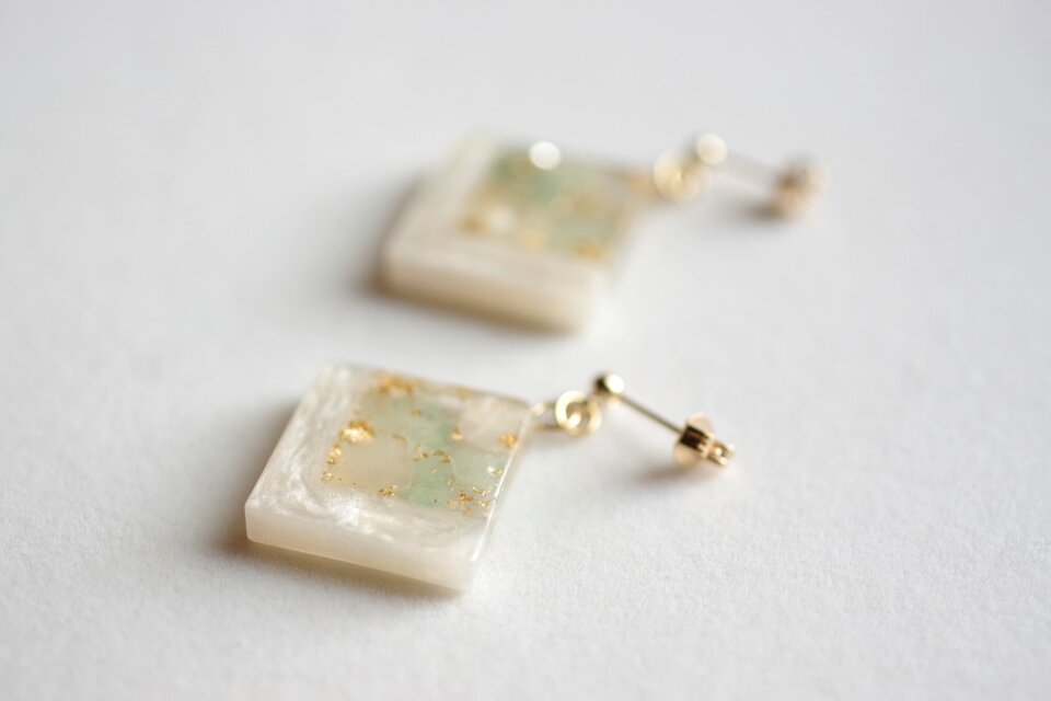 レジンアート スクエアピアス〈緑風に遊ぶ〉 | iichi 日々の暮らしを