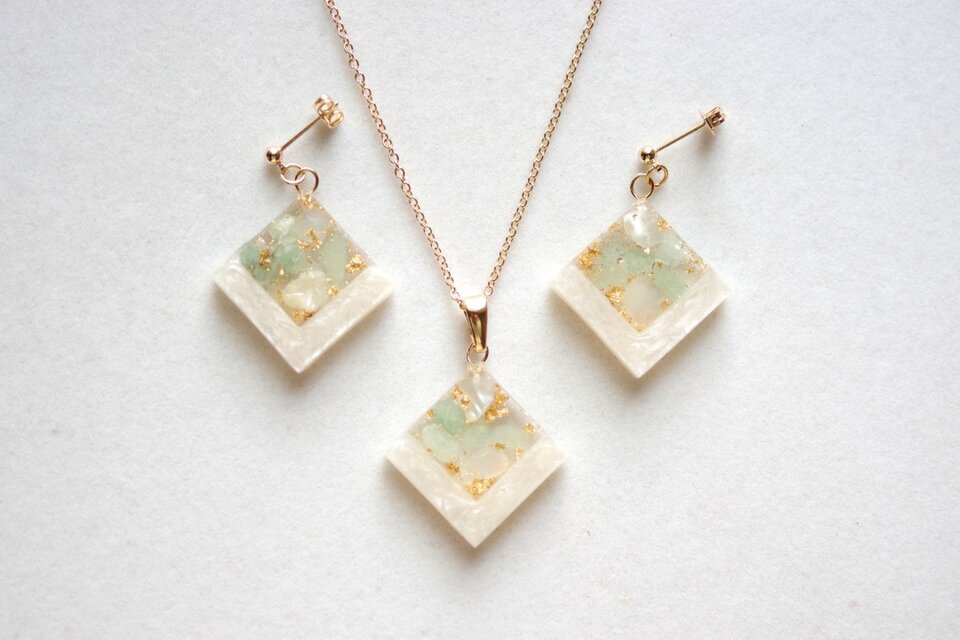 ≪321 グリーン≫レジンピアス 500円 レジンアート 金継ぎ風のラウンド