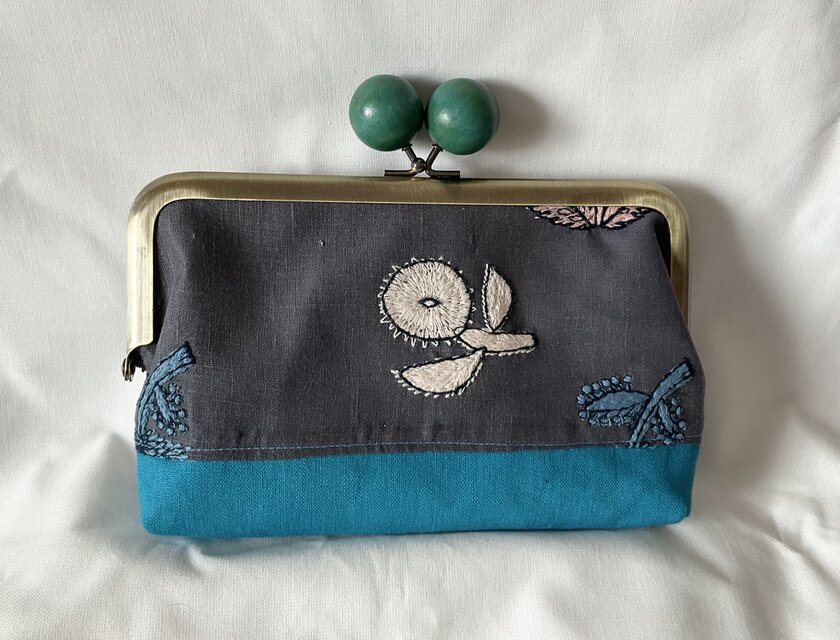 ミナペルホネン　カルテット　木玉がま口通帳ケース　