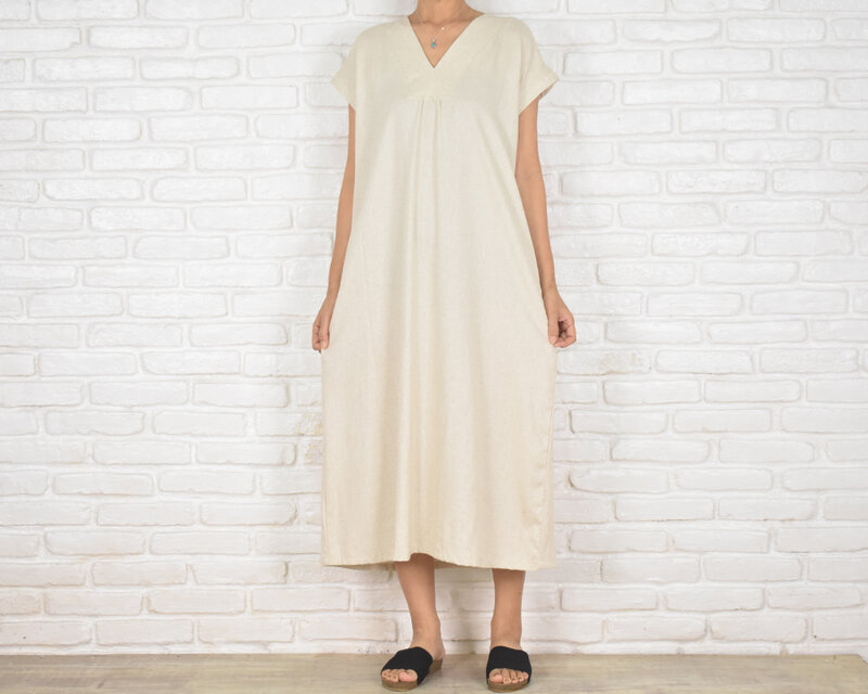 暑い夏にぴったり！涼しげなリネン素材のシンプルなVネックワンピース　ナチュラル　生成り　オートミール