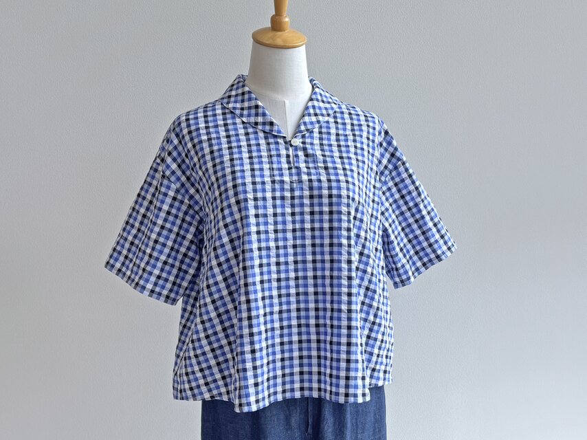 ゆったりシルエットのヘチマカラーTブラウス（播州織サッカー生地・ブルー系チェック柄）受注製作