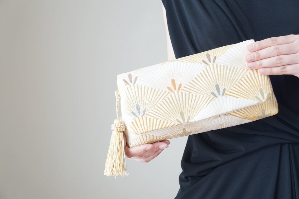 【西陣織　篠屋宗兵衛謹製　若松模様　ゴールド　シルク帯リメイク 2Wayクラッチ＆ハンドバッグ】結婚式、パーティーにも。