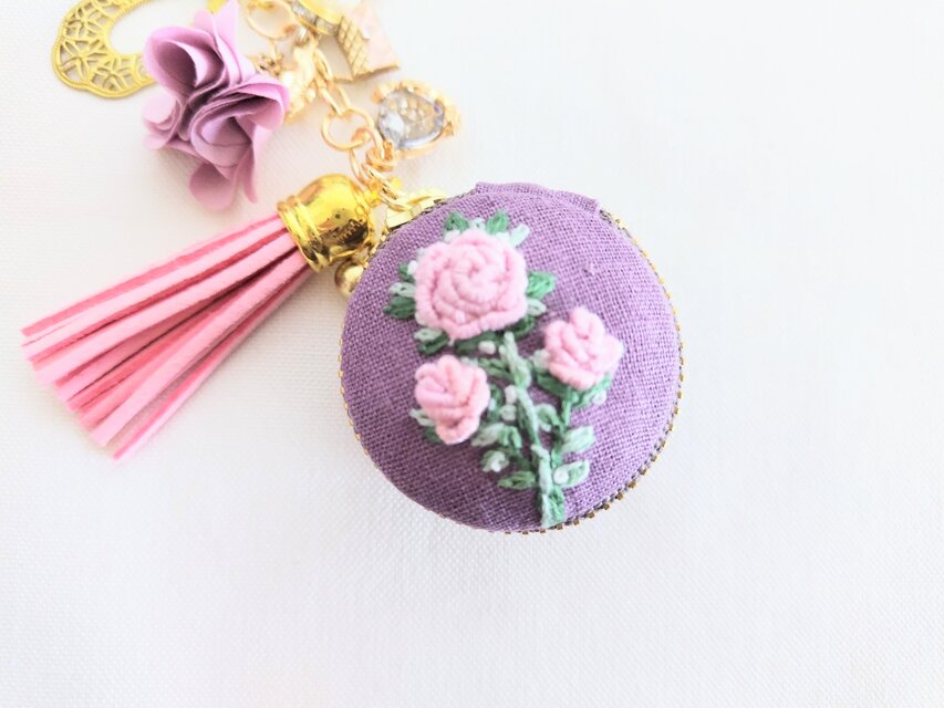 ピンクの薔薇刺繍のマカロン＆キーホルダーのコピー | iichi 日々の