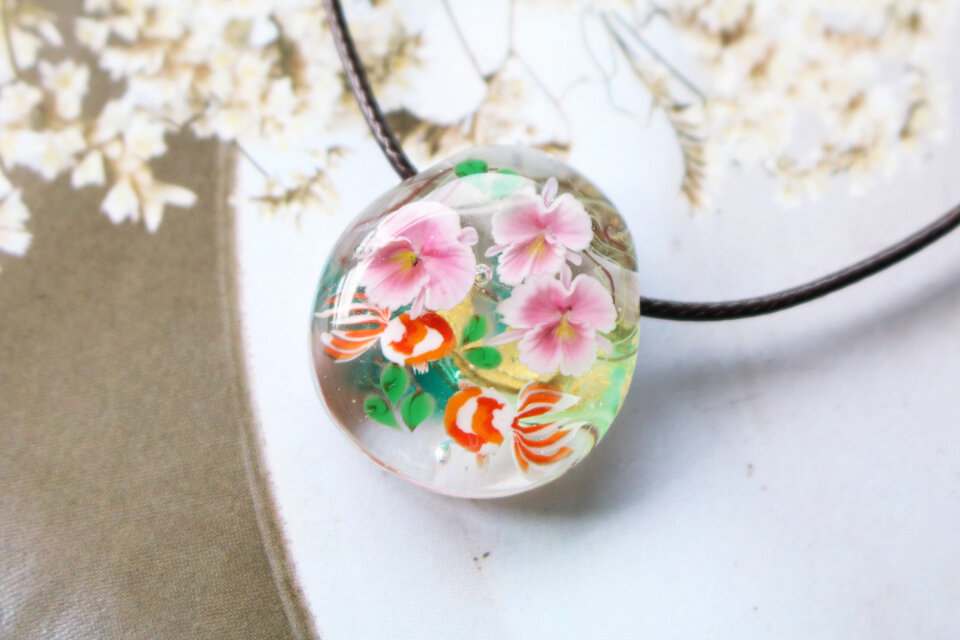 カトレアと金魚のとんぼ玉ガラスペンダント　金箔入り