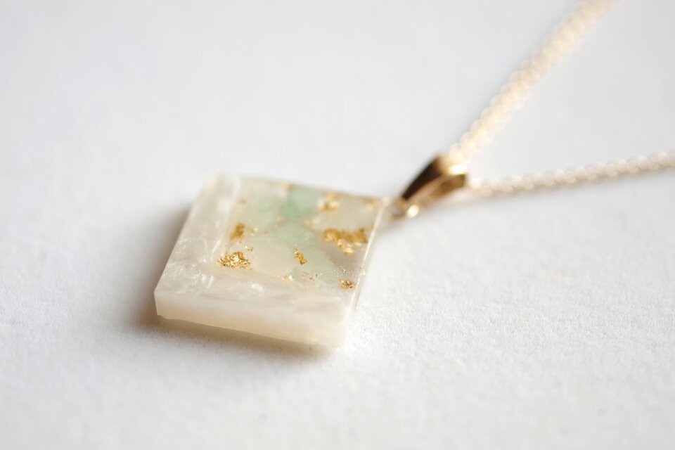 レジンアート　スクエアペンダント〈緑風に遊ぶ〉