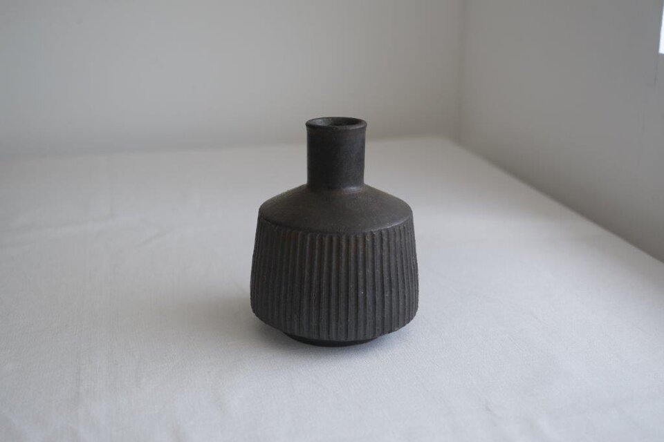 黒釉花入・しのぎ