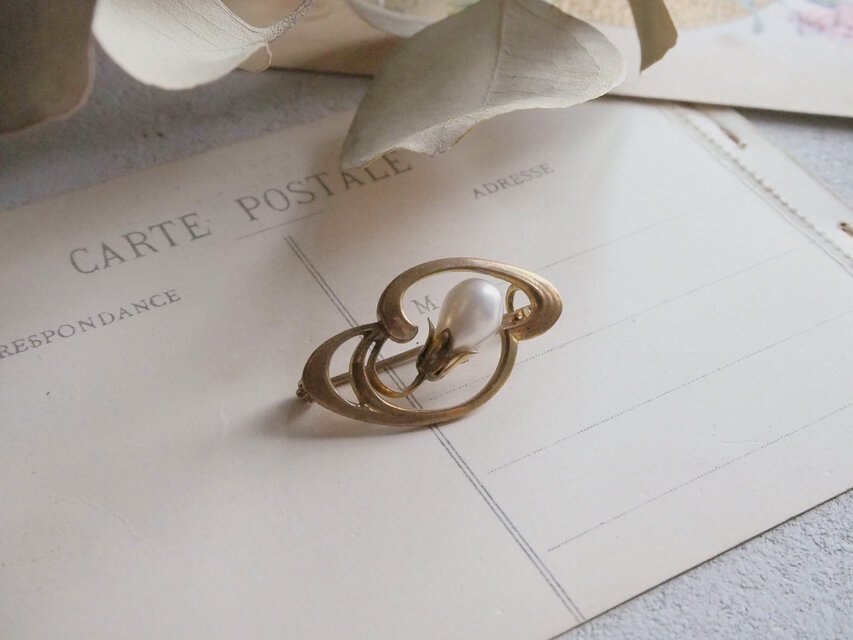 曲線とパールの小さなブローチ