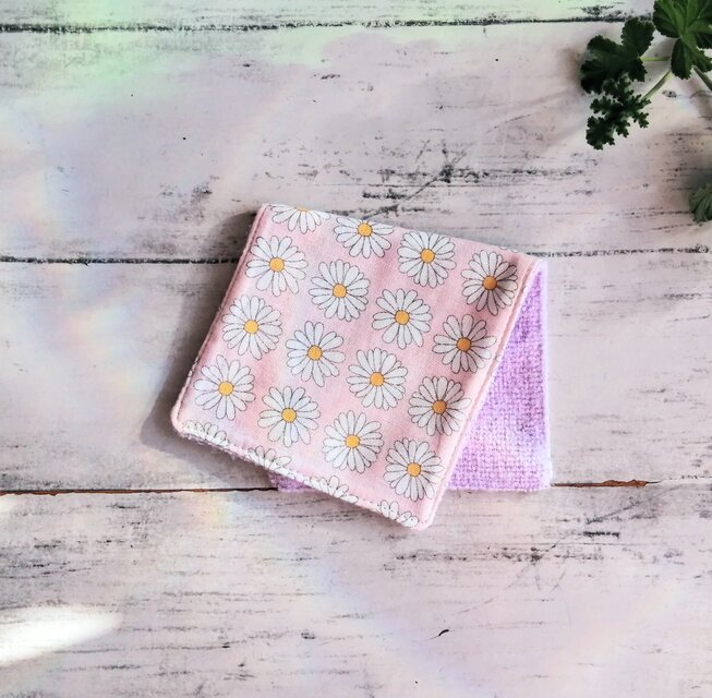 北欧風の花　マーガレット　ハーフハンカチ　ハンカチタオル　コットン　マイクロファイバー　名入れ