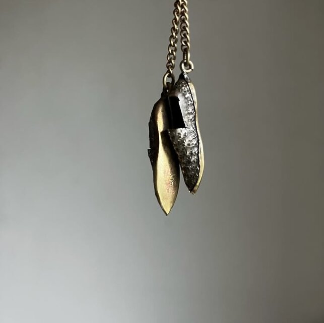 イタリア　たぐいまれな彫金　靴のブローチ