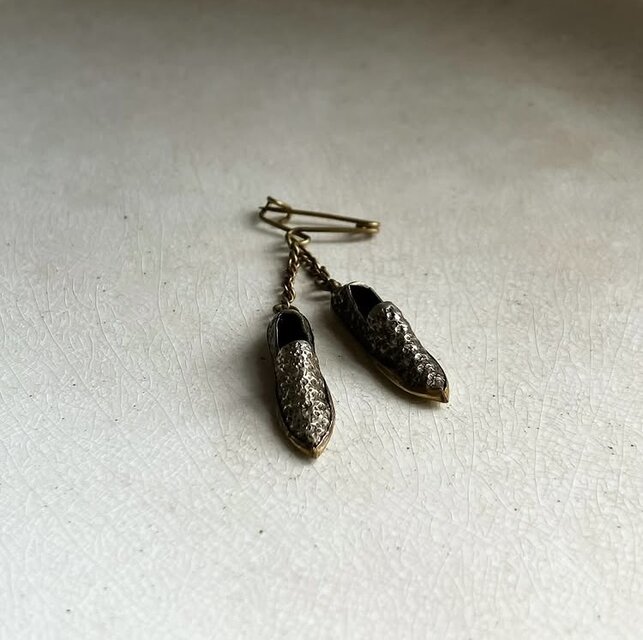イタリア たぐいまれな彫金 靴のブローチ | iichi 日々の暮らしを