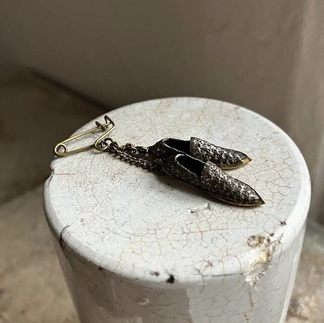 イタリア たぐいまれな彫金 靴のブローチ | iichi 日々の暮らしを