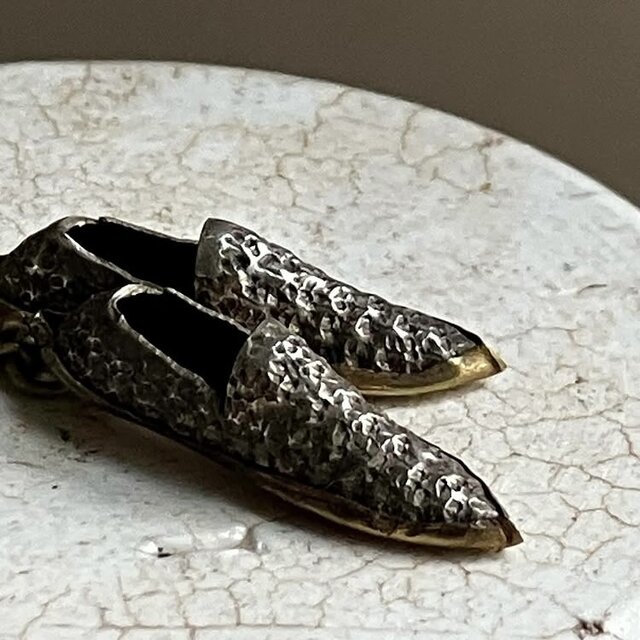 イタリア たぐいまれな彫金 靴のブローチ | iichi 日々の暮らしを