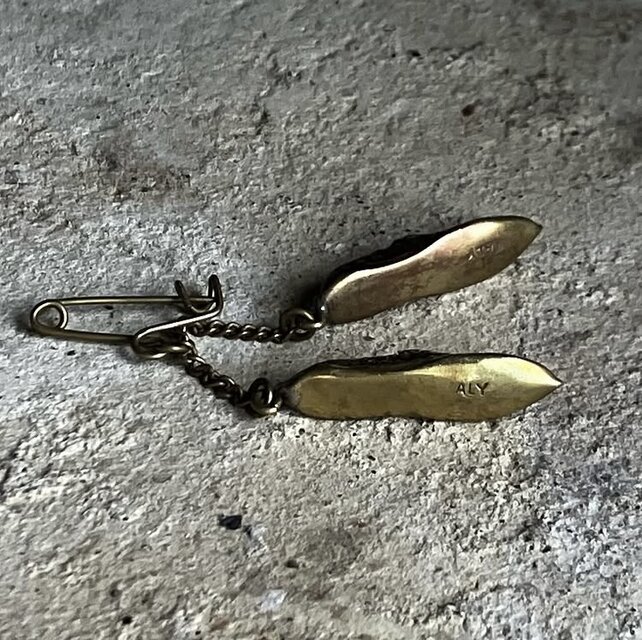 イタリア たぐいまれな彫金 靴のブローチ | iichi 日々の暮らしを