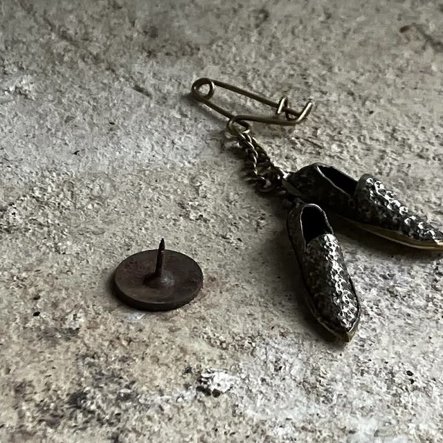 イタリア たぐいまれな彫金 靴のブローチ | iichi 日々の暮らしを