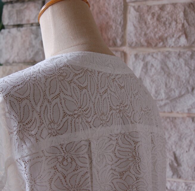 【白いレースのはおり】金の縁取りボタン 総カットワークレース ぽわん袖 カーディガン ジャケット 丸首