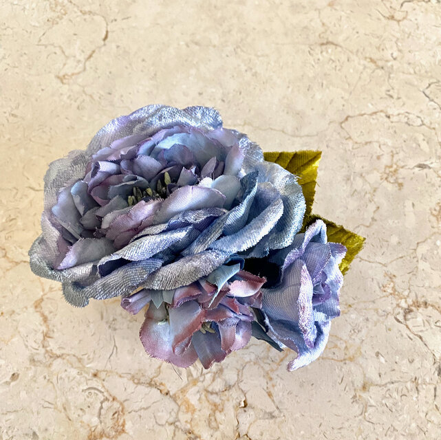 ブルーグレイのコサージュ